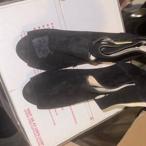 📌 Adrienne Vittadini Black Suede Peep-Toe Heels – Size 6.5M